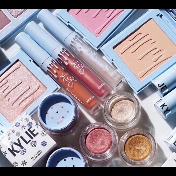 Kylie Jenner baby it’s cold outside - Picture 4 of 5